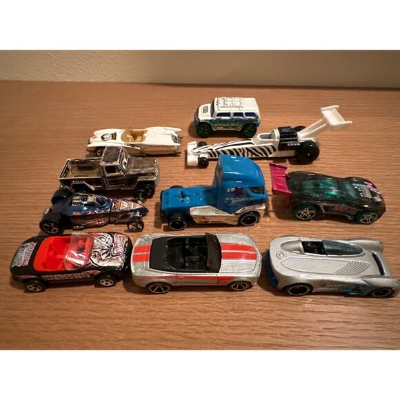 10 piece Hot Wheels Lot Variety of years and styles - Picture 5 of 5